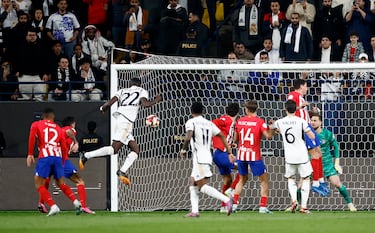 1-1. Córner que lanza Luka Modric y Antonio Rüdiger, completamente libre de marca, remata de cabeza, abajo,  a la derecha de Jan Oblak para anotar el primer tanto de los blancos.