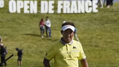 Thai golfer Thongchai Jaidee arrives on the 18th green during the 3rd round of the 100th French Golf Open on July 2, 2016 at Le Golf National in Guyancourt, near Paris.  / AFP PHOTO / DOMINIQUE FAGET