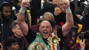 Tyson Fury celebra su victoria ante Deontay Wilderdurante la pelea por el cirntur&oacute;n de los pesos pesados del World Boxing Council (WBC) Heavyweight Championship Title el 22 de febrero de 2020 en el MGM Grand Garden Arena de Las Vegas.