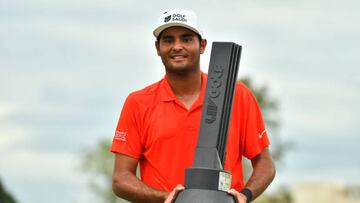 Eugenio López-Chacarra, con el trofeo del LIV Invitational de Bangkok (Tailandia).