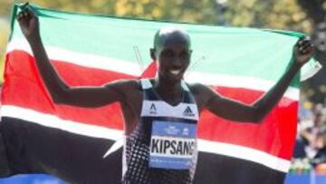 Wilson Kipsang, de Kenya, celebra después de ganar en Nueva York.