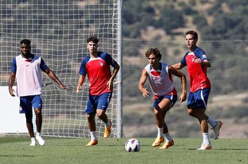 João con el equipo de teóricos suplentes esta mañana, en su primer día en San Rafael. 