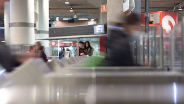 Dos viajeros junto a los tornos de entrada y salida de Cercanías en la estación de tren de Atocha, a 11 de noviembre de 2022, en Madrid (España).  Renfe afronta hoy la segunda jornada de huelga convocada por la Confederación General del Trabajo (CGT) después de la que tuvo lugar el pasado lunes. La jornada de huelga del lunes tuvo un seguimiento inferior al 3% --en torno a 200 empleados--, por lo que se prevé que la operativa de hoy se produzca sin grandes incidencias. Los servicios mínimos fijados por el Ministerio de Transportes, Movilidad y Agenda Urbana determinan la circulación, en Cercanías, del 75% de los trenes en hora punta y del 50% en hora valle; del 65% de los trenes de Media Distancia; del 72% de los trenes de larga distancia y del 25% de los trenes de Mercancías. Adicionalmente, la Generalitat de Catalunya ha fijado un mínimo del 66% de los trenes de Rodalies en hora punta y del 33% en hora valle.
11 NOVIEMBRE 2022;VIAJE;TREN;TRANSPORTE FERROVIARIO;OPERADORA FERROVIARIA;MALETAS;SEÑORA;MALETA;PAREJA;HUELGA;
Eduardo Parra / Europa Press
11/11/2022