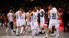 Los jugadores del Real Madrid celebran la victoria en las semifinales de la Final Four ante el Barcelona.