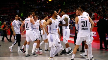 Los jugadores del Real Madrid celebran la victoria en las semifinales de la Final Four ante el Barcelona.