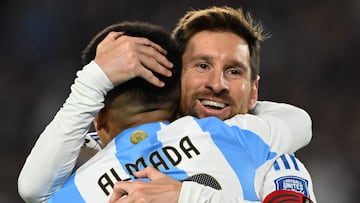 Thiago Almada, habilidoso mediapunta del Atlético de Madrid y que tiene pasado en la MLS, portará la mítica ’10′ de Argentina ante la ausencia de Messi.