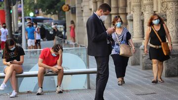 Gente caminando con mascarillas por las calles de Barcelona.