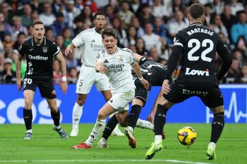 Minuto 29. ?scar Rodr¨ªguez derriba a Arda G¨¹ler y el ¨¢rbitro Gonz¨¢lez Fuertes se?ala penalti.