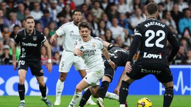Minuto 29. Óscar Rodríguez derriba a Arda Güler y el árbitro González Fuertes señala penalti.