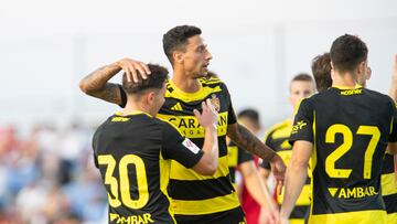 Maikel Mesa recibe la felicitaci¨®n de Cort¨¦s por su gol.