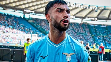 Taty Castellanos se sienta en la mesa de Julián y Lautaro