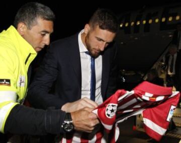 Oblak rodeado de empleados del aeropuerto Adolfo Suárez de Madrid.