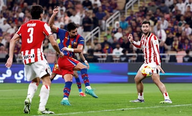 1-0. Chuta mal Fermín López una volea y el balón le cae a Ferran Torres que no perdona. El 'Tiburón' anota el primero a placer.