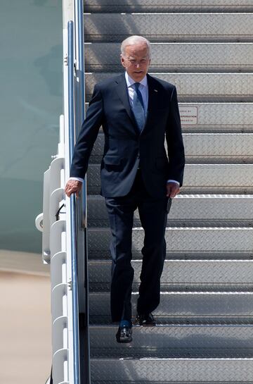 El presidente de los Estados Unidos ha aterrizado en la base aérea de Torrejón de Ardoz para acudir a la cumbre de la OTAN. Biden ha llegado a España en su avión Air Force One, blindado incluso ante una explosión nuclear y capaz de repostar desde el aire. El presidente estadounidense ha sido recibido por el rey Felipe VI al bajar del avión.