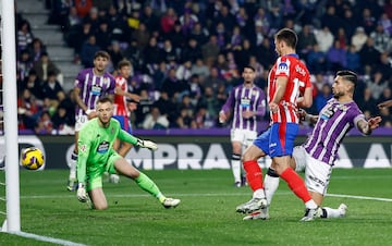 Tras un córner, aguanta Álvarez el balón en el área, le dobla Llorente, y el pase al área pequeña lo finaliza poniendo el interior Lenglet.