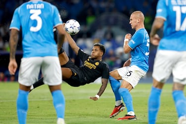 Remate de chilena de Rodrygo dentro del área. La jugada estaba invalidada por fuera de juego de Carvajal.