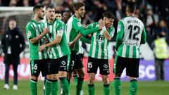 Los jugadores del Betis celebran la victoria en Vallecas.