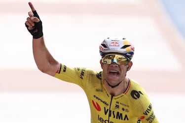 Alegría de Wout van Aert, del equipo Team Visma-Lease a Bike, tras proclamarse ganador de la París-Roubaix.