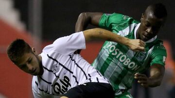 ASU01. ASUNCI&Oacute;N (PARAGUAY), 21/02/2019.- Rodrigo Riveros (i) de Libertad disputa el bal&oacute;n con Helbeltan Palacios (d) de Atl&eacute;tico Nacional este jueves en el partido por Copa Libertadores entre Libertad de Paraguay y Atl&eacute;tico Nac