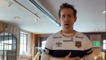 Ryan Reynols con la camiseta del Internacional de Bogotá.