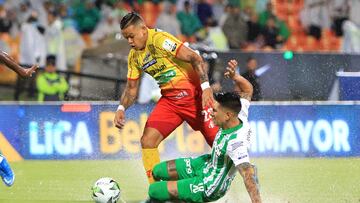 Emanuel Olivera  del Atlético Nacional  disputa el balón con  Leonardo Castrodel Deportivo Pereira durante partido entre  Atlético Nacional y el Deportivo Pereira por la fecha 19 como parte de la Liga BetPlay DIMAYOR I 2022 jugado en el estadio Atanasio Girardot de Medellín.