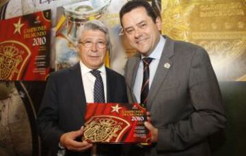 Enrique Cerezo, presidente del Atl谷tico de Madrid posa con los tomos del Mundial junto a Tom芍s Roncero.