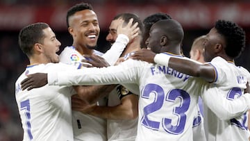 Hazard, Militao, Mendy, Camavinga y Vinicius felicitan a Benzema por el primer gol que marcó el francés en el Athletic-Real Madrid de LaLiga Santander disputado en San Mamés.