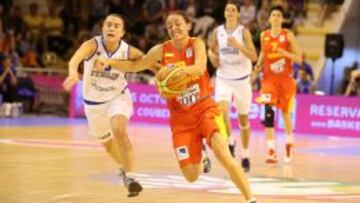 Laia Palau protege el balón ante Italia.