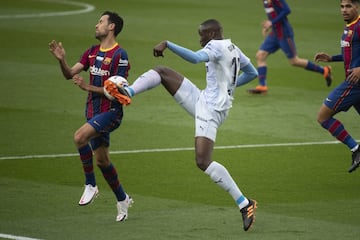 El central francés chocó con el mediocentro de Badía pero el colegiado Hernández Hernández señaló mano del internacional español.