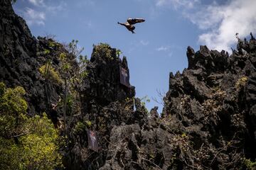 Las imponentes formaciones de piedra caliza de la Pequeña y Gran Laguna en la isla de Miniloc, que están a 40 minutos en bote del pueblo de El Nido, proporcionarán un magnífico telón de fondo para la inauguración de la temporada 