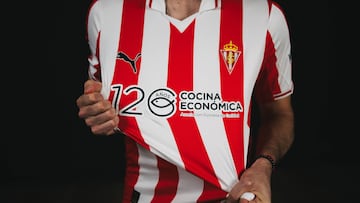 15-11-25. IMAGEN DE LA CAMISETA QUE LUCIRÁ EL SPORTING ANTE EL EIBAR CON EL HOMENAJE A LA COCINA ECONÓMICA QUE CUMPLE 120 AÑOS.