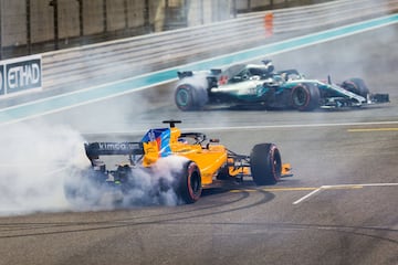 Tras la carrera el asturiano y británico se dedicaron a hacer "donuts" en la recta de meta.