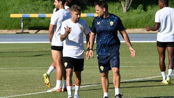 ENTRENAMIENTO DEL ALMERIA-
ALEJANDRO POZO ( izq) 