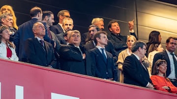 BILBAO, 12/03/2023.- Los presidentes del Athletic Club, Jon Uriarte (4i) y del FC Barcelona, Joan Laporta (3i), antes del inicio del encuentro correspondiente a la jornada 25 de primera división que disputan hoy domingo en el estadio de San Mamés, en Bilbao. EFE / Javier Zorrilla.