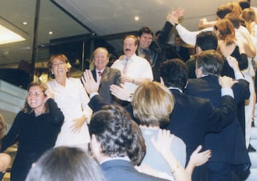 Núñez siempre vivió su barcelonismo intensamente. En la foto, el ex presidente bailando la conga en una celebración del título de Liga. 