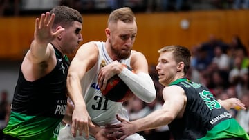Dzanan Musa, alero del Real Madrid, penetra con el balón entre Joel Parra y Henry Ellenson, del Joventut.