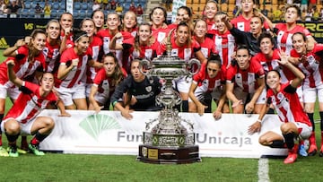 Athletic Femenino posa con el Trofeo Carranza. 
