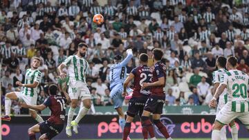 Sintes intenta conectar un cabezazo