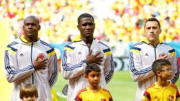 De izquierda a derecha, V&iacute;ctor Ibarbo, Cristian Zapata y James Rodr&iacute;guez durante el himno de Colombia.