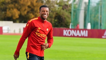Giorginio Wijnaldum, jugador de la Roma, durante una lesión de entrenamiento.