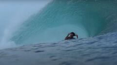 El surfista Mateia Hiquily metido dentro de una ola gigante en forma de tubo en Teahupoo (Tahit&iacute;, Polinesia francesa), el 21 de abril del 2022. 
