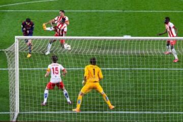 3-0. Bartra marcó el tercer tanto.