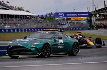 El safety car  sale en la vuelta 25 tras un  incidente de carrera con el piloto Logan Sargeant.