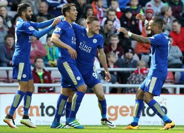 El argentino quedó en la historia de la Premier League, al ser parte del plantel de Leicester, que se coronó en la liga inglesa en la temporada. 