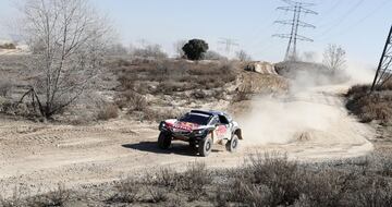 Tomás Roncero ejerció de copiloto de Carlos Sainz por un día en la base militar del Goloso a los mandos del Peugeot 3008 DKR Maxi, el mismo coche con el que el bicampeón ganó el Dakar 2018.