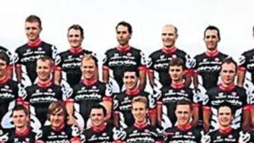 <b>LA PLANTILLA. </b>Carlos Sastre (en el centro) con sus 24 compañeros.