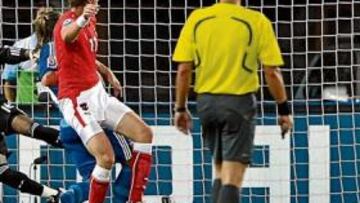 <b>TRASPIÉ. </b>Mexes marcó en propia meta el primer gol austriaco.