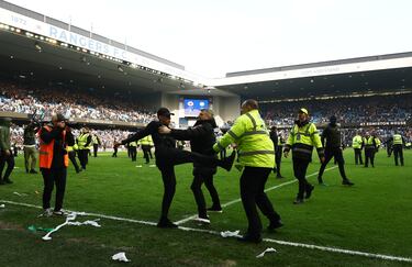 El partido de la Copa de Escocia entre el Rangers y el Celtic de Glasgow acabó con enfrentamientos e invasión de campo. A los ultras locales no les pareció bien que los verdiblancos celebraran la victoria (2-4 en los penaltis) y se fueron a por ellos con bengalas y lanzando objetos a la grada de los aficionados del Celtic, provocando varios altercados.