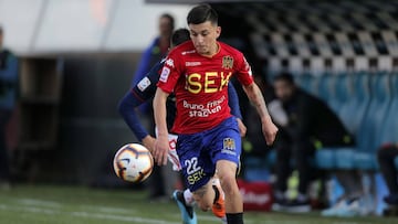 Futbol, Union Espanola vs Universidad de Chile. Septima fecha, segunda vuelta Campeonato 2019. El jugador de Union Espaola Vctor Mndez, disputa el balon contra Universidad de Chile durante el partido de primera division en el estadio Santa Laura de Santiago, Chile. 14/09/2019 Javier Torres/Photosport Football, Union Espanola vs Universidad de Chile Seventh date, second round Championship 2019. Union Espaola's player Vctor Mndez battles for the ball against Universidad de Chile during the first division football match at the Santa Laura stadium in Santiago, Chile. 14/09/2019 Javier Torres/Photosport