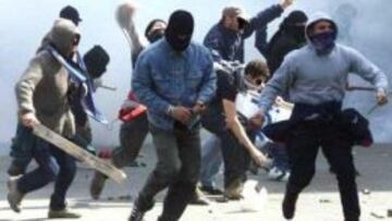 Los ultras de Lazio y Roma están protagonizando graves incidentes.
